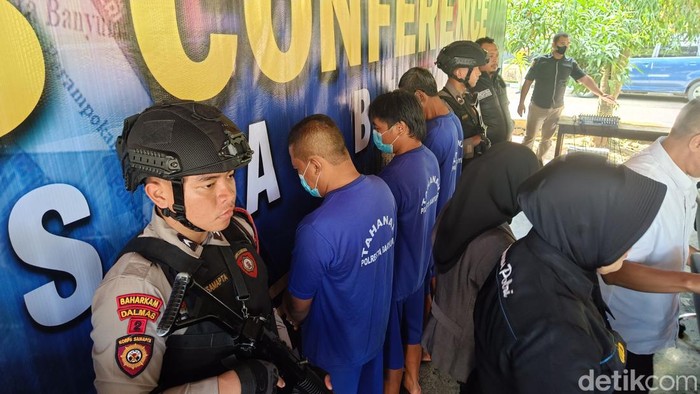3 Tersangka kasus 8 orang terjebak tambang emas ilegal di Banyumas di Mapolresta Banyumas, Jumat (287/2023).