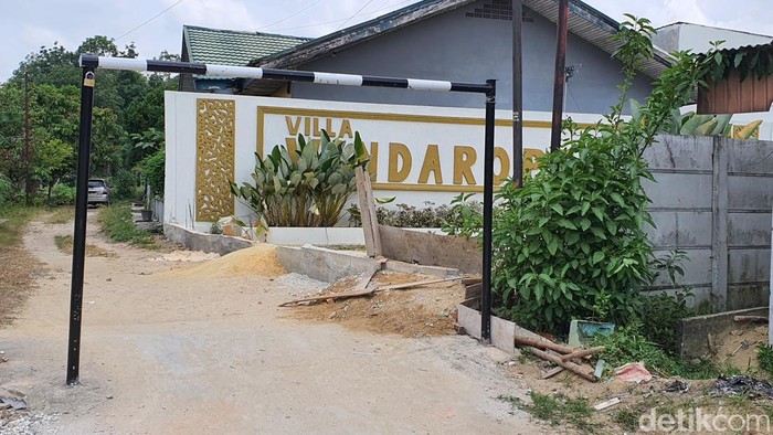 Akses jalan menuju perumahan yang dibeton warga. (Raja Adil Siregar/detikSumut)