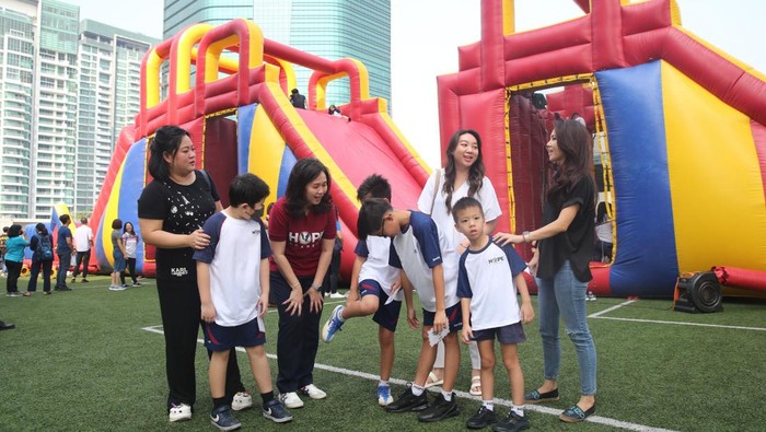 Antusias Anak-anak Hope Academy Sambut Tahun Ajaran Baru School System Coordinator HOPE Academy, Wiginy Kusliawan (ketiga kiri) berbincang dengan anak-anak dan orang tua murid saat acara HOPE Academy