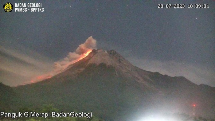 Awan panas guguran di Gunung Merapi, Jumat (28/7/2023) pukul 18.37 WIB.