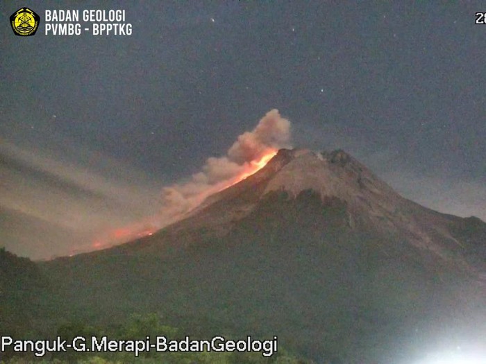 Awan panas guguran di Gunung Merapi, Jumat (28/7/2023) pukul 18.37 WIB.