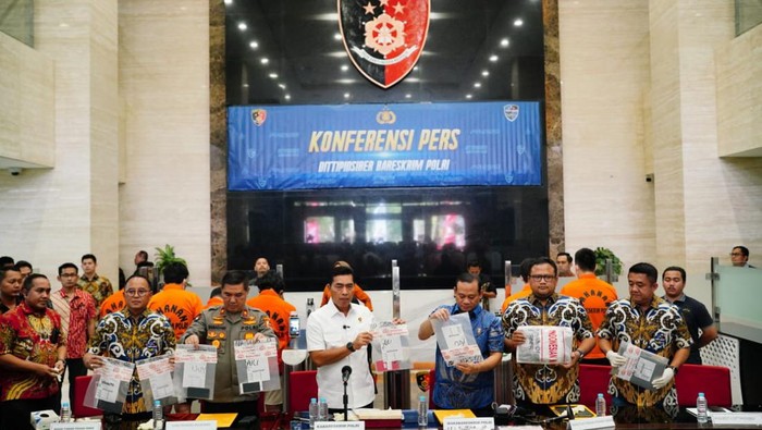 Bareskrim Polri rilis pengungkapan kasus pendaftaran IMEI ilegal. Sebanyak 6 tersangka ditangkap (Dok. Polri)