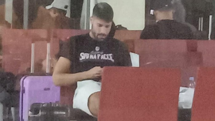 Bek PSM Makassar Kike Linares menunggu di Bandara Sultan Hasanuddin Makassar karena penerbangan delay.