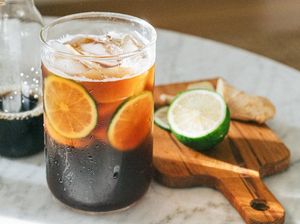 Benarkah Minum Es Bikin Batuk dan Mandi Malam Menyebabkan Rematik?