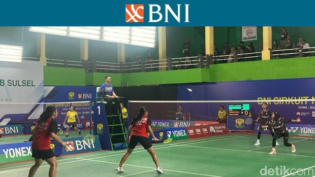 Partai semifinal Aurellia Florenza Lumoindong/Azka Ghani Putri Wardhana vs Fakhirah Syakirah Salma/Retna Calya Gayatri di BNI Sirnas Sulsel 2023.