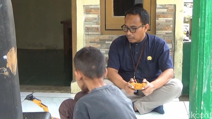 Bocah Purwakarta suka hirup aroma bensin.