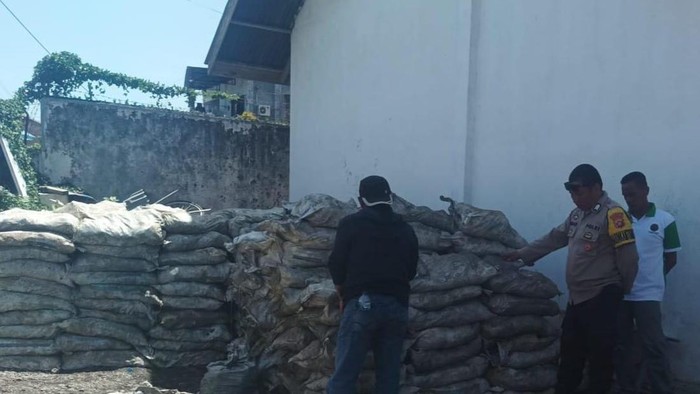 Polisi menyegel gudang penyimpanan batu hitam galena ilegal di Kabupaten Bone Bolango, Gorontalo.
