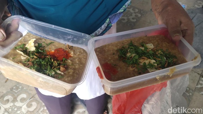 Bubur Asyura. (Welly Jasrial Tanjung/detikSumbagsel)