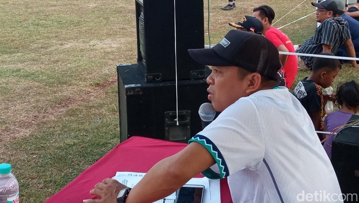 Bung Kamil komentator turnamen sepakbola tarkam di Cirebon