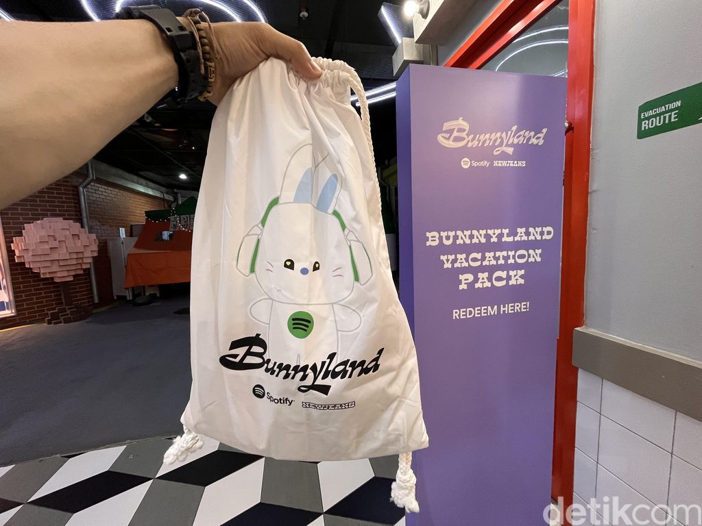 Event BUNNYLAND digelar Spotify bersama NewJeans dalam rangka perilisan album Get Up. Bertempat di Lotte Alley, Lotte Shopping Avenue lantai LG, event ini akan dibuka mulai 26 Juli sampai 6 Agustus 2023. BUNNYLAND dibuka untuk umum dan gratis.