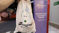 Setelah dari Bunny Beach, jangan lupa klaim merchandise terbatas di akhir perjalanan kamu di BUNNYLAND. Ada kejutan lain lagi di dalam tas serut lucu bergambar kelinci ini. BUNNYLAND akan dibuka mulai 28 Juli sampai 6 Agustus 2023. (Foto: Atmi Ahsani Yusron/detikcom)