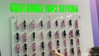 Di sini kamu bisa membuat gantungan kunci dengan nama kamu atau nama member NewJeans favorit kamu, atau gabungan dari keduanya! Di sebelah lokasi ini juga ada photobooth gratis. (Foto: Atmi Ahsani Yusron/detikcom)