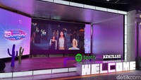 Ada stage yang menampilkan MV baru NewJeans dan akan ada event dance bareng member NewJeans juga. (Foto: Atmi Ahsani Yusron/detikcom)