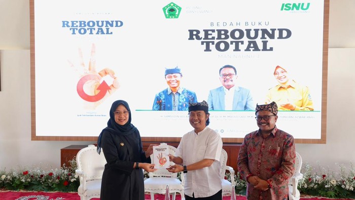 Bupati Ipuk di acara bedah buku