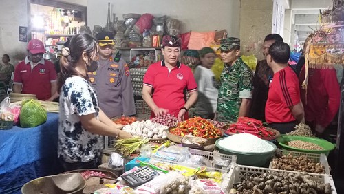 Bupati Karangasem I Gede Dana bersama Forkopimda melakukan pemantauan harga kebutuhan pokok di Pasar Amlapura Timur, Jumat (28/7/2023). (Foto: I Wayan Selamat Juniasa/detikBali)