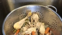 Niatnya ingin buat sup ayam, pria ini malah melakukan hal bodoh. Kuahnya dibuang sehinggga hanya menyisakan ayam dan sayuran. Foto: Bright Side