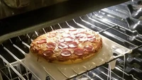 Netizen ini berniat membuat pizza dengan topping mozzarella. Namun, bukannya meleleh di bagian atas pizza, mozzarellanya malah lumer di alat panggangan. Foto: Bright Side