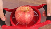 Memotong buah apel dengan pisau khusus yang akan menghasilkan bentuk yang pas, tetapi bukan apelnya yang terpotong malah pisaunya yang terbelah. Foto: Bright Side