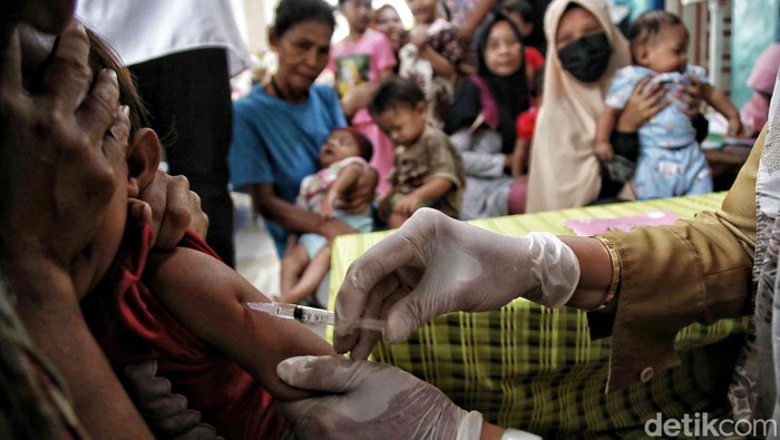 Petugas kesehatan memberikan layanan posyandu di Cilincing, Jakarta Utara,Jumat (28/7/2023).