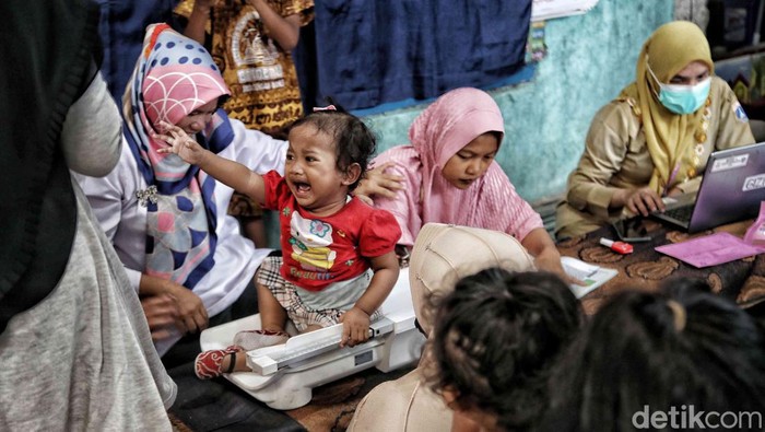 Salah seorang anak mendapatkan vaksin dalam Pekan Imunisasi Nasional (PIN) Polio di Posyandu Amal Sejati, Getap Timur, Cakra Selatan, Kota Mataram, Selasa (23/7/2024).
