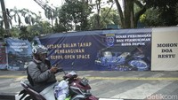 Area pembangunan Depok Open Space di depan Balai Kota Depok tersebut, kini sudah ditutup rapat. 