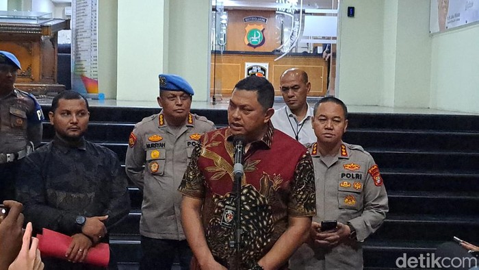 Dirkrimum Polda Metro Jaya Kombes Hengki Haryadi memberi keterangan terkait oknum anggota Ditresnarkoba Polda Metro Jaya diduga aniaya pelaku narkoba hingga tewas (Wildan N/detikcom)