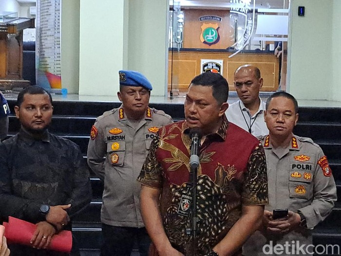 Dirkrimum Polda Metro Jaya Kombes Hengki Haryadi memberi keterangan terkait oknum anggota Ditresnarkoba Polda Metro Jaya diduga aniaya pelaku narkoba hingga tewas (Wildan N/detikcom)
