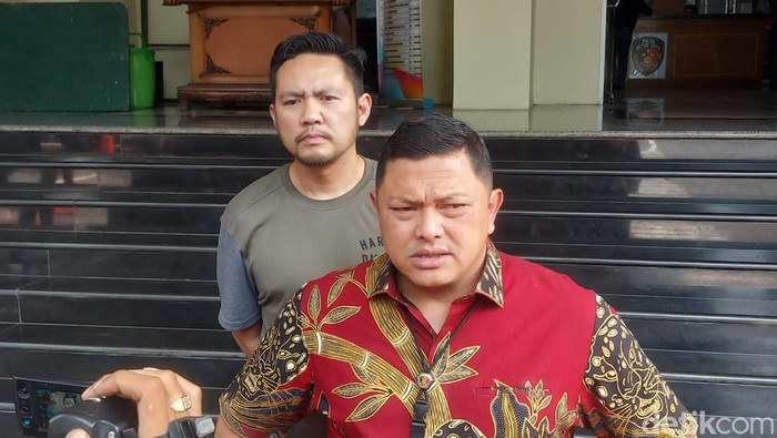 Dirkrimum Polda Metro Jaya Kombes Hengki Haryadi mengatakan pihaknya akan mengajukan red notice atas Miss Huang di kasus TPPO ginjal di Kamboja.