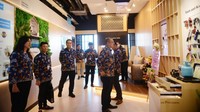 Bermitra dengan PT Lestari Mitra Niaga menjadi showroom pertama Daikin Proshop di area Palembang dan sekitarnya. Ini menjadi solusi lengkap kebutuhan solusi tata udara premium bagi hunian dan bangunan light commercial yang melayani masyarakat Palembang dan sekitarnya.