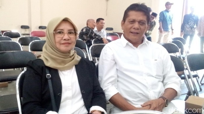 Entin Kartini dan Osa Maliki, pasutri yang menjadi lawan dalam Pilkades Parung, Kuningan.