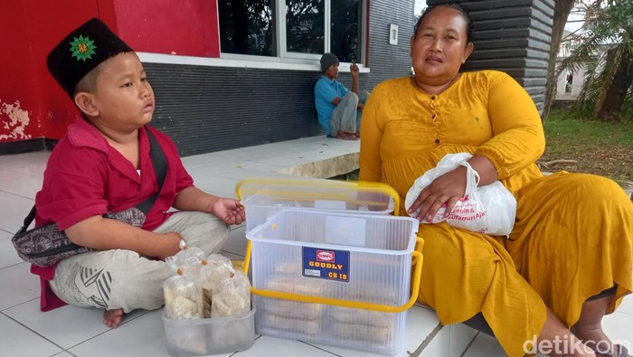 Erni (baju kuning) dan Mondi (baju merah) saat berjualan nangka dan singkong.