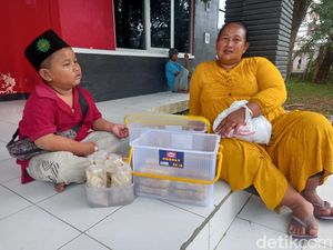 Semangat Mondi, Bocah yang Bantu Ibu Jualan Nangka Keliling Subang