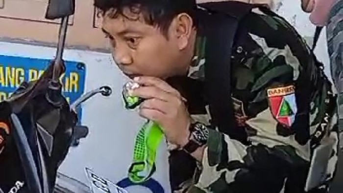 Evakuasi ular yang bersembunyi di motor milik warga Klaten, Juat (28/7/2023).