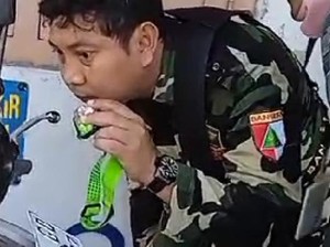 Bikin Kaget! Ular tetiba Nongol di Setang Motor Warga Klaten