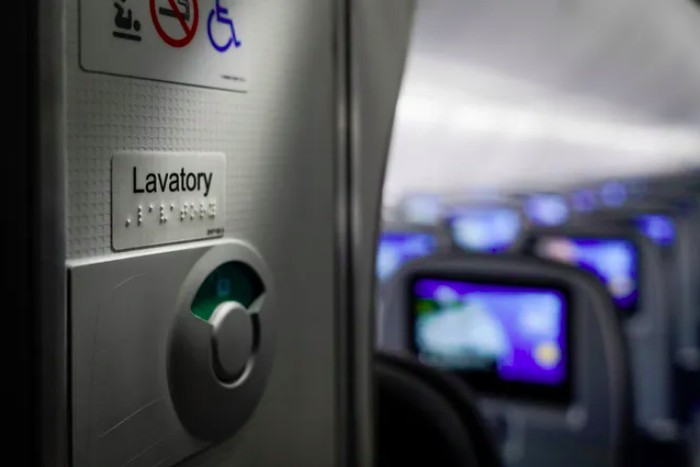 Fasilitas plakat braille di pesawat United Airlines