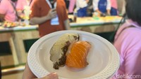 Seperti ini tampilan sashimi dan sushi yang mereka sajikan. Ada dua jenis ikan yang dipakai. Terlihat segar ya? Foto: Detikcom / Atiqa Rana