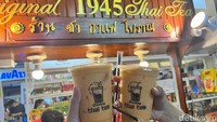 Di FHI 2023, juga ada brand minuman Thai tea terkenal di Thailand. Selain beli produk tehnya, kamu juga bisa membeli racikan Thai tea seharga Rp 10.000. Foto: Detikcom / Atiqa Rana