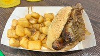 Pengunjung  bisa mencoba hidangan hot dog dari brand sosis Nikmat. Dengan harga Rp 50.000 kamu bisa mencoba hot dog dengan tambahan kentang goreng. Foto: Detikcom / Atiqa Rana