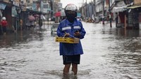 Sedikitnya enam orang tewas dan membuat ribuan lainnya mengungsi. (REUTERS/Eloisa Lopez)  
