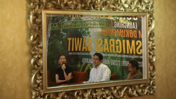 Film Dokumenter Desa Transmigrasi Sawit Jadi Potret Pertumbuhan Ekonomi Baru Dari Kanan Moderator Tularji AM, Pemain film Alma Maulvi, Plh. Kepala Divisi Perusahaan Badan Pengelola Dana Perkebunan Kelapa Sawit (BPDPKS) Anwar Sadat dan Ketua Umum Asosiasi Petani Kelapa Sawit Perusahaan Inti Rakyat (ASPEKPIR) Setiyono aat peluncuran film Dokumenter Desa Transmigrasi Sawit di Jakarta, Kamis (27/7/2023).