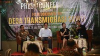 Dari Kanan Moderator Tularji AM, Pemain film Alma Maulvi, Plh. Kepala Divisi Perusahaan Badan Pengelola Dana Perkebunan Kelapa Sawit (BPDPKS) Anwar Sadat dan Ketua Umum Asosiasi Petani Kelapa Sawit Perusahaan Inti Rakyat (ASPEKPIR) Setiyono aat peluncuran film Dokumenter Desa Transmigrasi Sawit di Jakarta, Kamis (27/7/2023). 