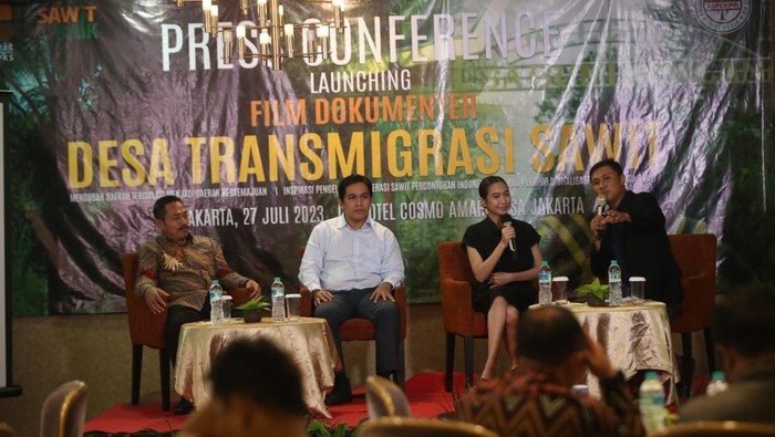 Film Dokumenter Desa Transmigrasi Sawit Jadi Potret Pertumbuhan Ekonomi Baru Dari Kanan Moderator Tularji AM, Pemain film Alma Maulvi, Plh. Kepala Divisi Perusahaan Badan Pengelola Dana Perkebunan Kelapa Sawit (BPDPKS) Anwar Sadat dan Ketua Umum Asosiasi Petani Kelapa Sawit Perusahaan Inti Rakyat (ASPEKPIR) Setiyono aat peluncuran film Dokumenter Desa Transmigrasi Sawit di Jakarta, Kamis (27/7/2023).