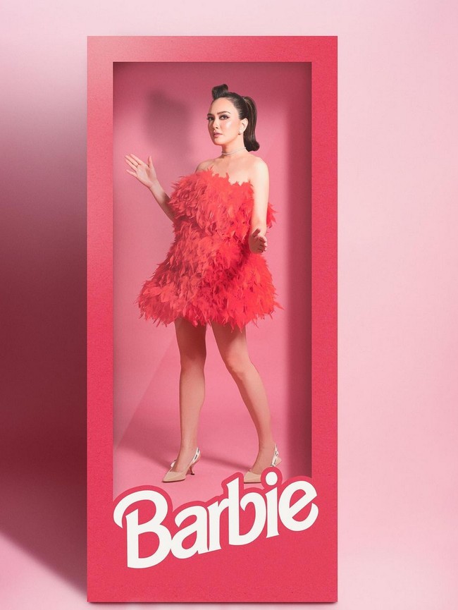 Shandy Aulia jadi Barbie glamor mengenakan gaun pink detail bulu. Rambutnya pun ditata vintage dengan dikuncir gaya sleek. Foto: Instagram/@winstongomez