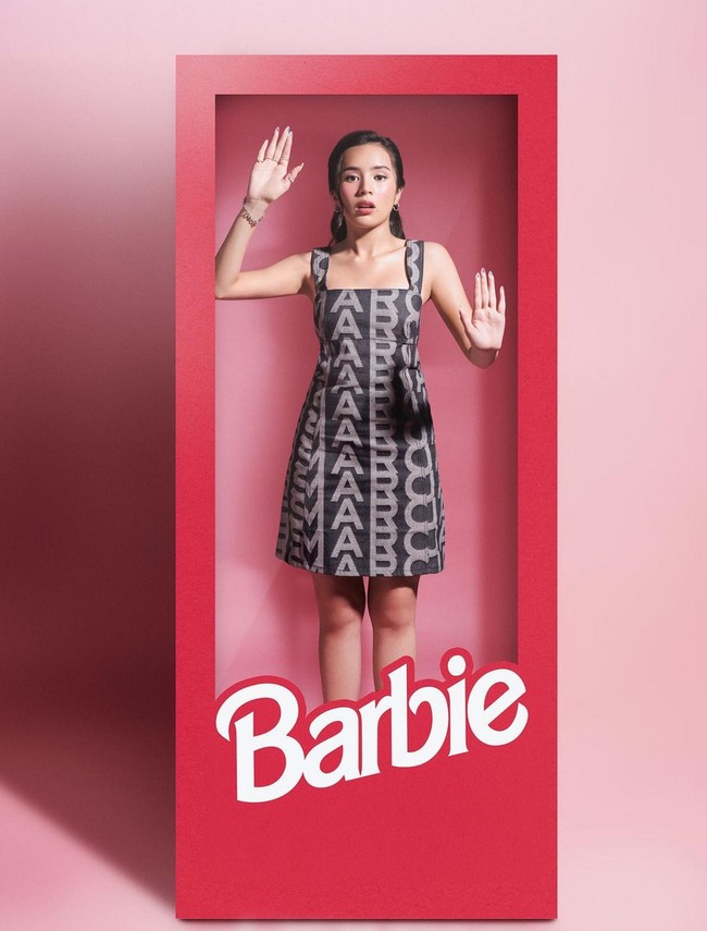 Beby Tsabina mencoba jadi Barbie yang keluar dari kotak. Paras cantik aktris 20 tahun ini pun makin mirip boneka Barbie. Foto: Instagram/@winstongomez
