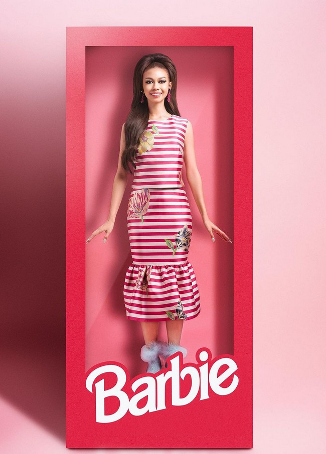 Yuki Kato tampil a la Barbie gaya retro 70-an dengan tatanan rambut bervolume dan makeup pink. Posenya yang sengaja terlihat kaku membuat aktris 28 tahun ini makin mirip boneka. Foto: Instagram/@winstongomez