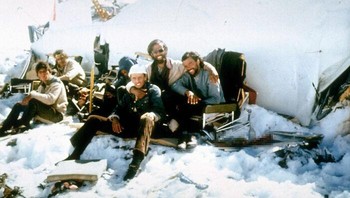 Foto ini diambil dari sekelompok orang yang selamat dari kecelakaan Penerbangan 571 Angkatan Udara Uruguay di Andes. Mereka akhirnya diselamatkan tetapi harus  kanibalisme untuk bertahan hidup. Mereka semua tersenyum di foto, tetapi menjadi menakutkan saat Anda melihat tulang belakang manusia di sebelah kanan mereka di foto. Foto: Bored Panda