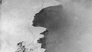 Ini adalah foto yang diambil Kurt Diemberger setelah rekannya, pendaki gunung terkenal Hermann Buhl, jatuh ke jurang di gunung Himalaya. Buhl sedang berjalan di belakang Diemberger dan sesaat meninggalkan jalan setapak. Setelah itu dia jatuh ke dalam es. Foto: Bored Panda