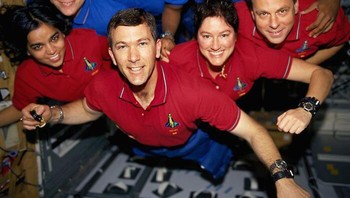 Beberapa astronot yang berpose dalam gravitasi nol dengan ekspresi ceria. Mereka tidak tahu bahwa pesawat ulang-alik mereka rusak dan tidak dapat diperbaiki. Mereka meninggal dunia saat kembali ke Bumi. Ya, mereka adalah kru Columbia, pesawat ulang alik yang hancur saat kembali dari antariksa. Foto: Bored Panda