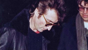John Lennon memberikan tanda tangan untuk pembunuhnya, Mark Chapman, hanya beberapa jam sebelum ia dibunuh dan kemudian saat itu bertanya kepadanya Apakah hanya itu?. Chapman bahkan sudah menodongkan pistol padanya saat itu. Foto: Bored Panda