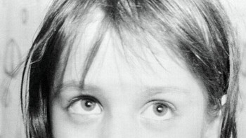 Genie adalah anak yang liar di California. Dia diikat ke kursi sepanjang masa kecilnya dan dihukum ketika dia membuat keributan. Dia ditemukan, diselamatkan, dan mereka mencoba mengajarinya berbicara, dan dia berhasil belajar berkomunikasi sedikit. Yang kita tahu sekarang, dia penasaran, cerdas, dan bersemangat untuk belajar. Sejauh yang diketahui, dia berada di fasilitas di suatu tempat. Foto: Bored Panda